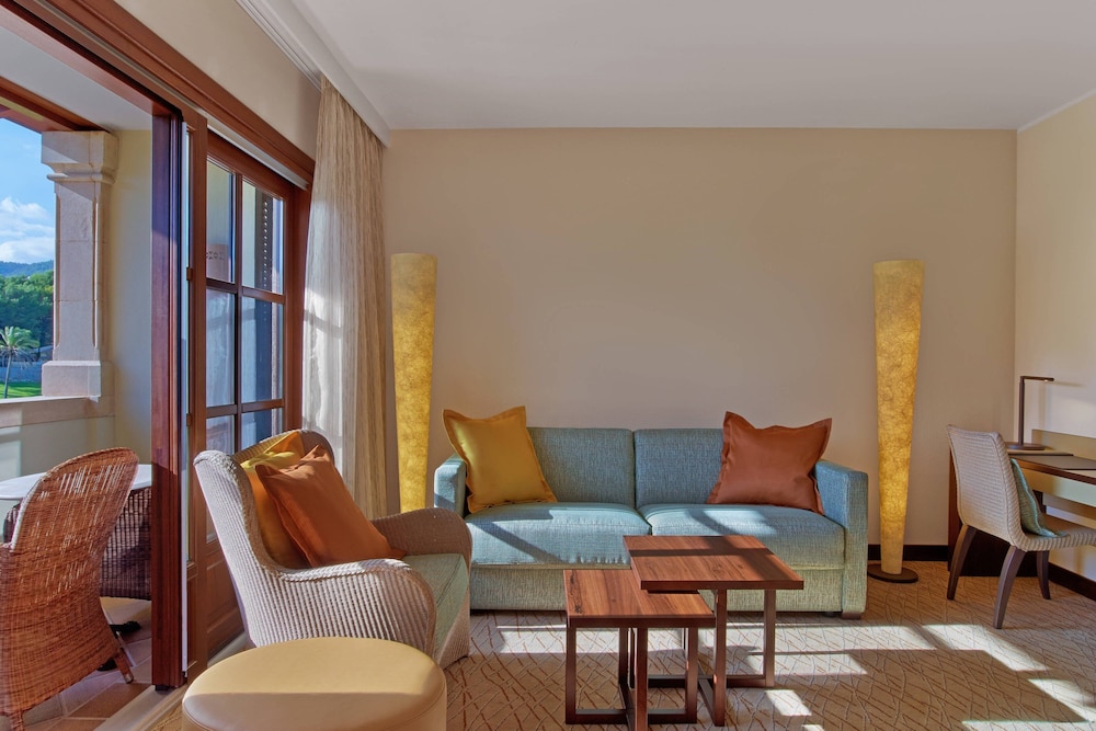 Junior Suite, 1 King Bed with Sofa bed thumbnail 5