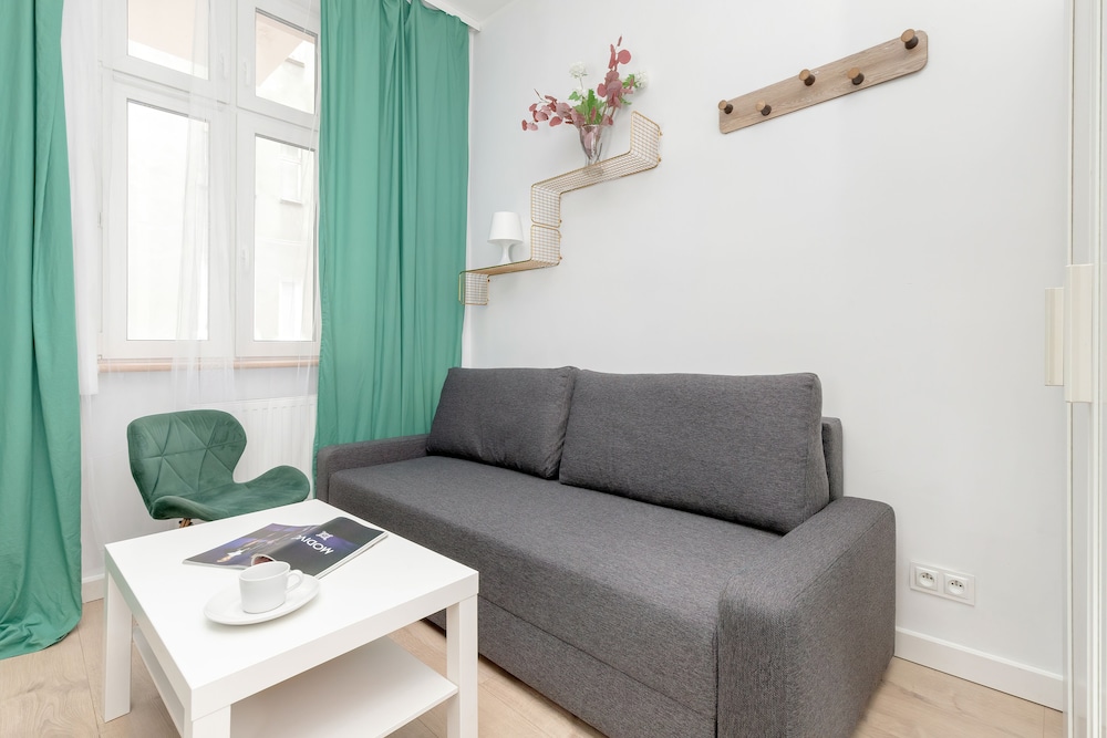 Studio, Balcony