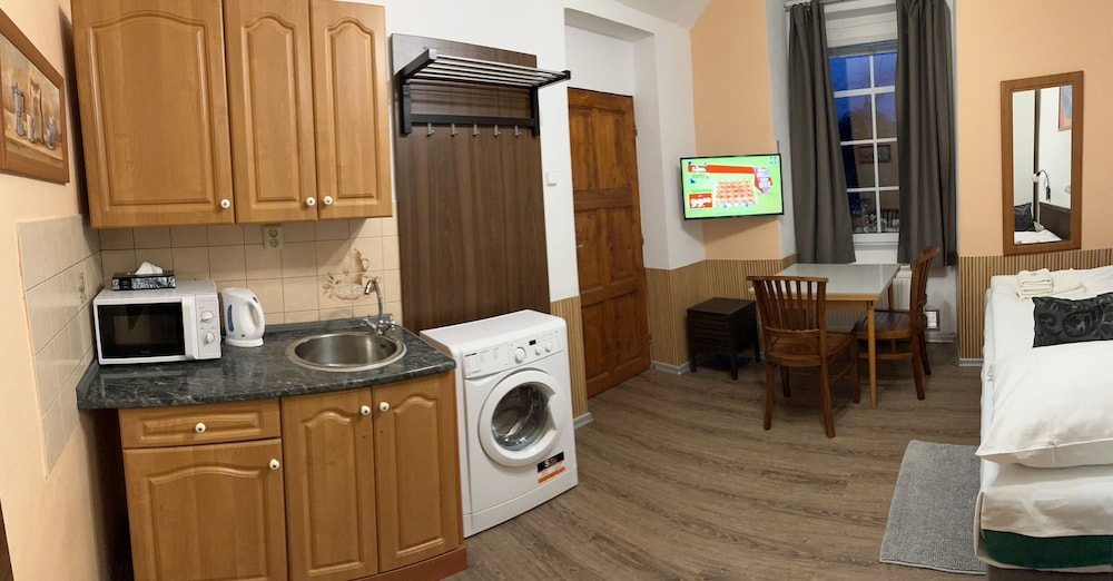 Economy Room, Shared Bathroom thumbnail 5