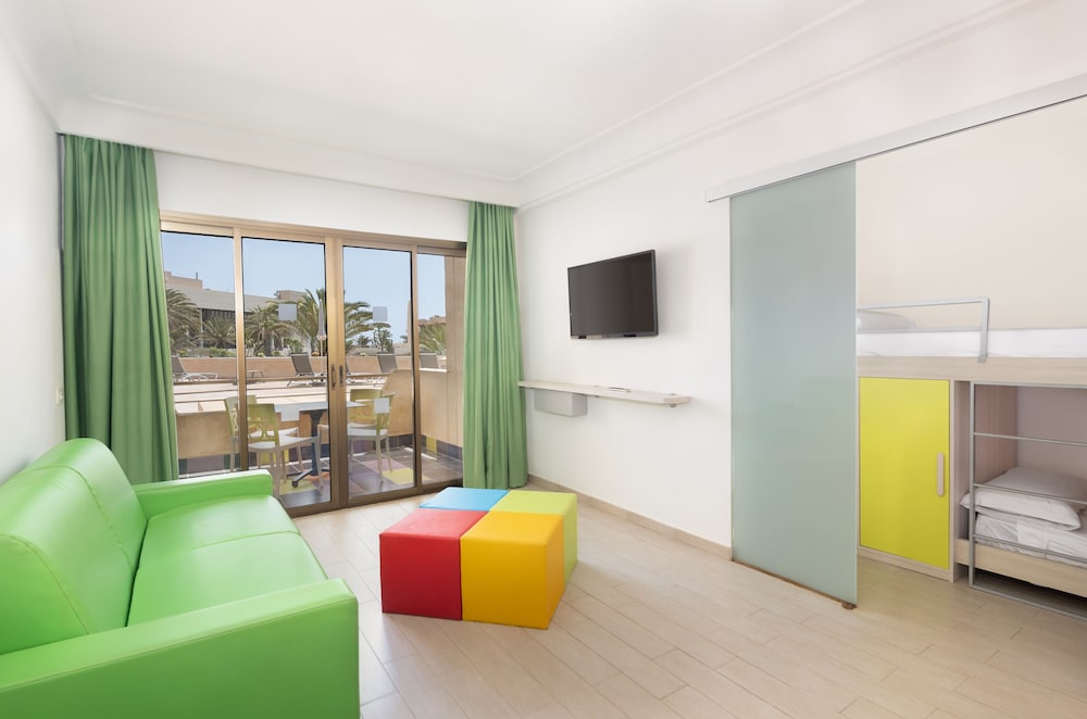 Family Suite (4 adults + 2 children)