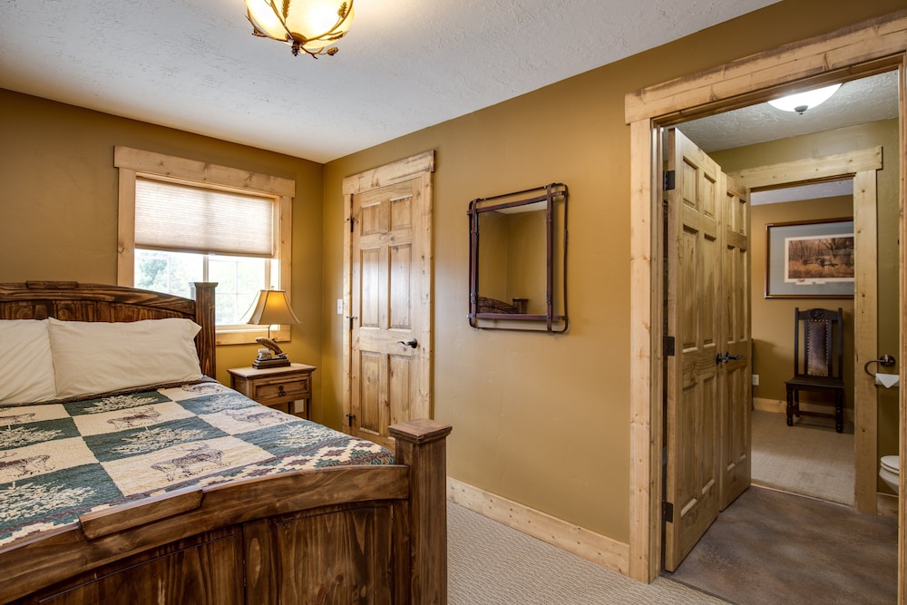 Studio (2 Bedrooms)