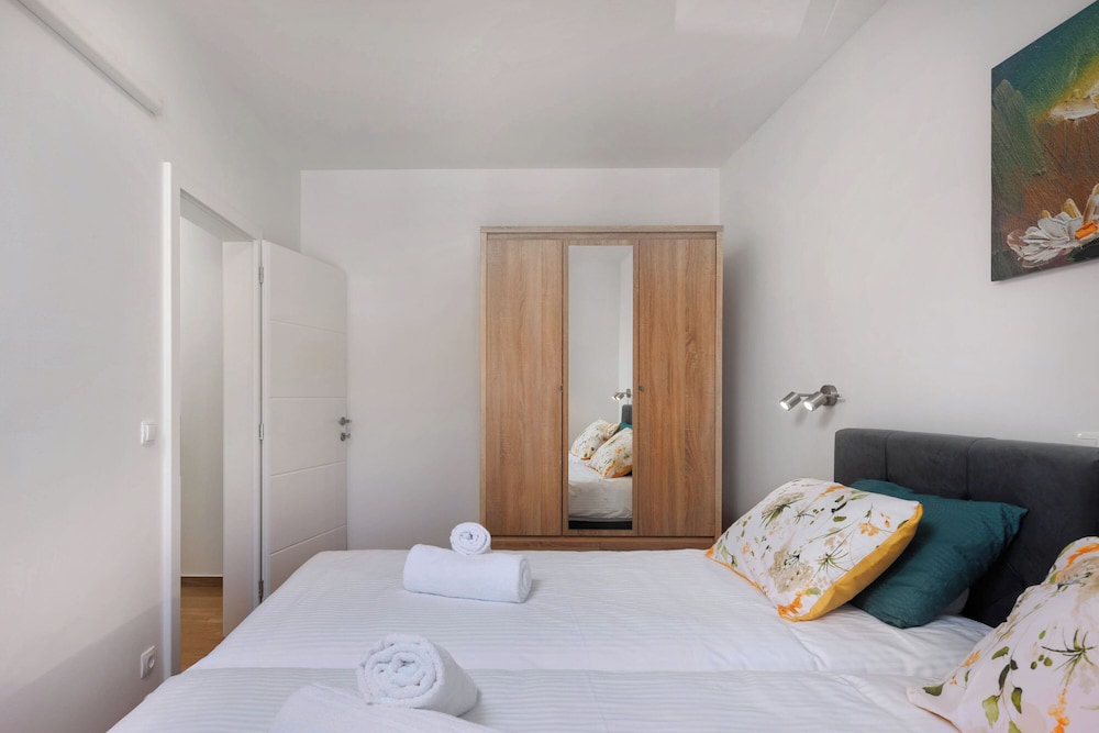 Family Apartment, Multiple Bedrooms, Sea Facing (Seafront Apartment Nana 2) photo 3