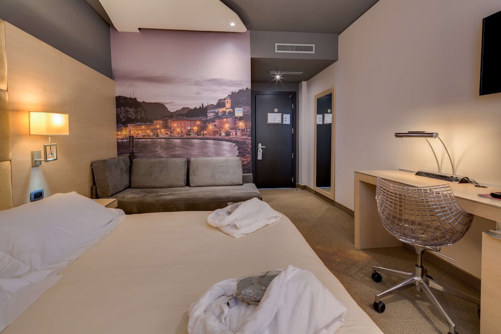 Junior Suite, 1 Queen Bed, Non Smoking (with Single Sofabed) photo 1