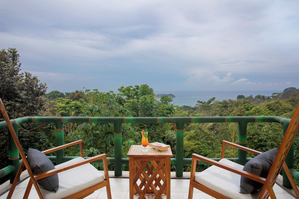 Honeymoon Suite, 1 King Bed, Bathtub, Sea View - Photo 4