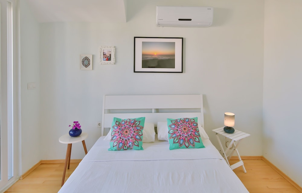 Amado - Duplex 3 Bed Apartment with Pool View and 2 Showers