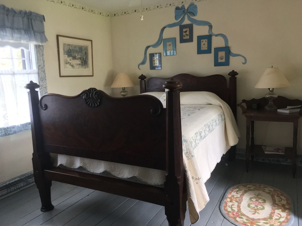 Bayberry Room - Shared Bathroom