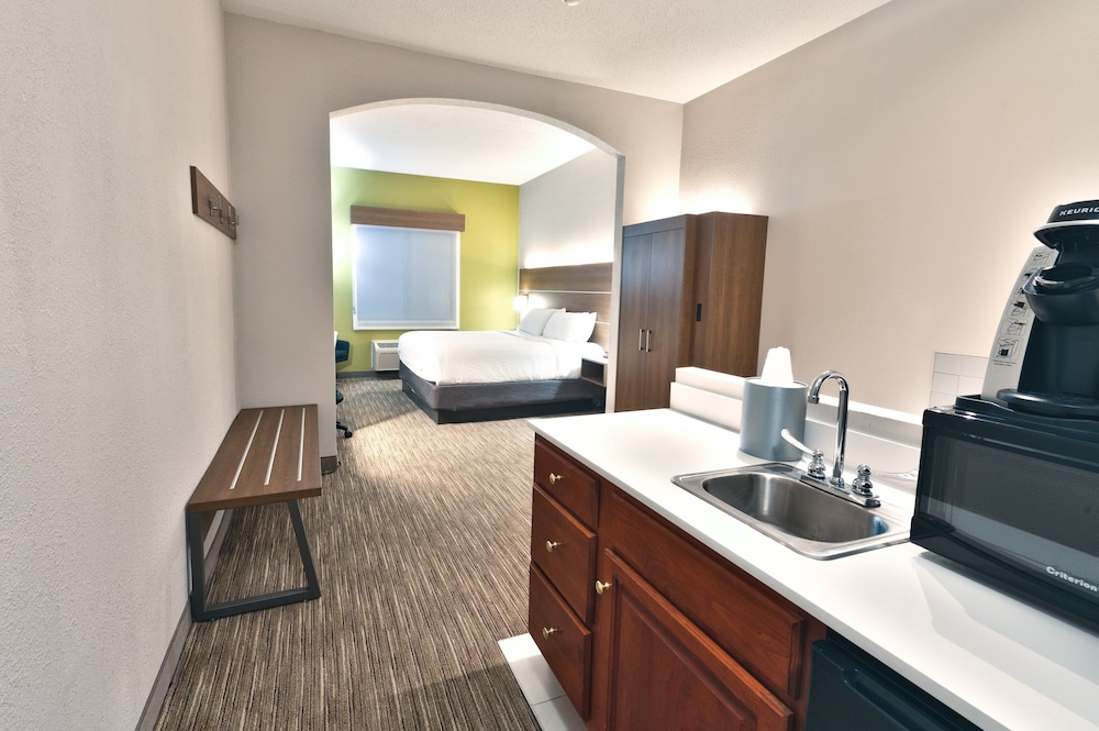 Standard Room, 1 King Bed, Jetted Tub - Photo 3