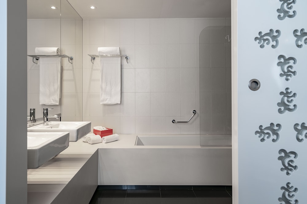 Standard Triple Room thumbnail 5