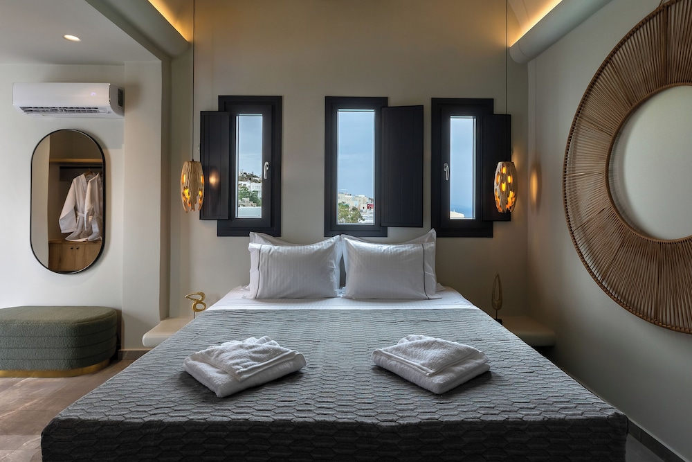 Superior Suite - Private Outdoor Hot Tub and Sea View