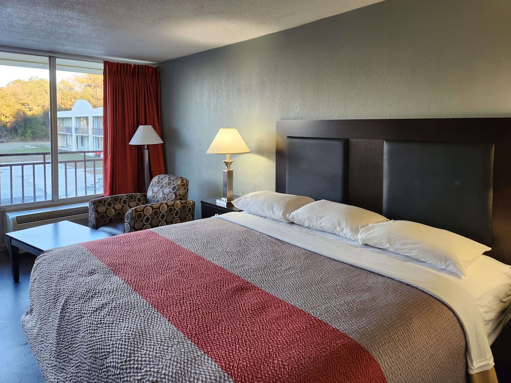 Standard Room, 1 King Bed, Smoking - Photo 2