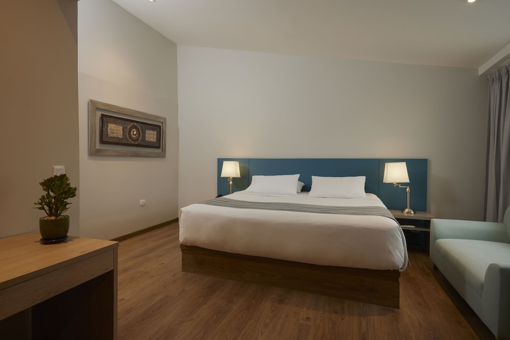 Superior Suite, 1 King Bed - Photo 10