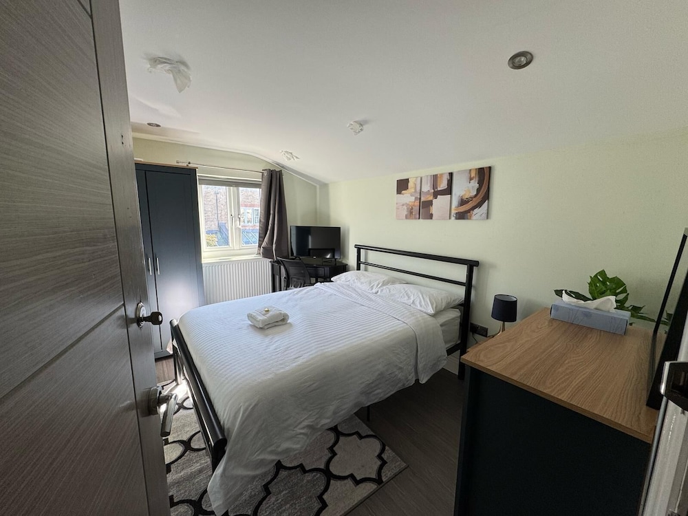 Double Room, Shared Bathroom (1)
