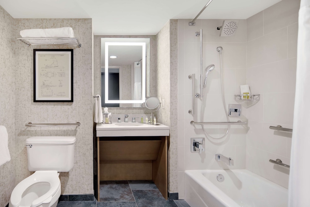 Room, 1 Queen Bed, Accessible, Bathtub - Photo 2