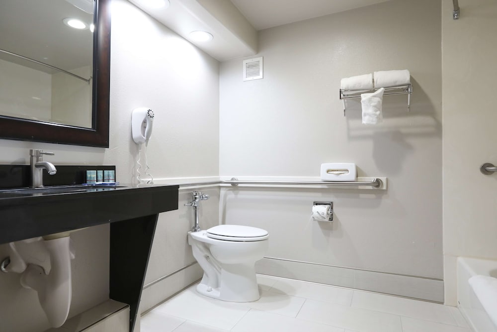Standard Room, 2 Queen Beds, Accessible, Bathtub - Photo 4