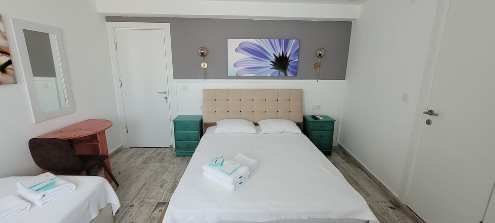 Deluxe Triple Room, City View photo 1