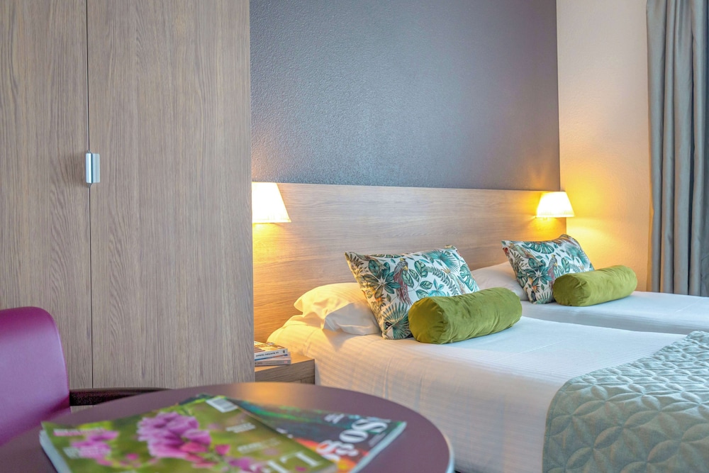 Standard Room, 1 Queen Bed, Non Smoking - Photo 3