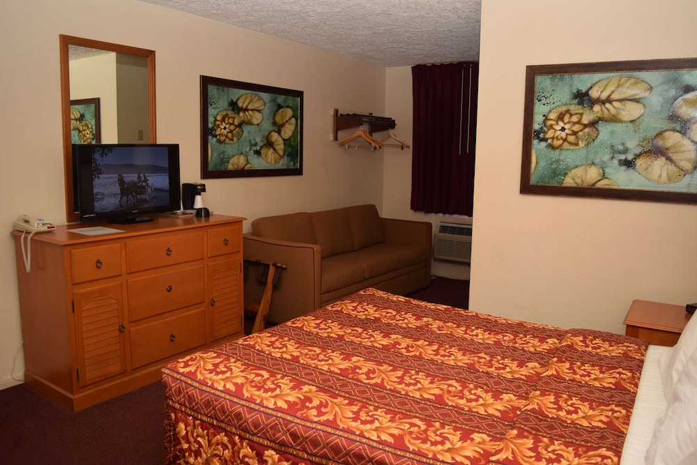 Room, 1 Queen Bed, Smoking, Refrigerator & Microwave - Photo 3