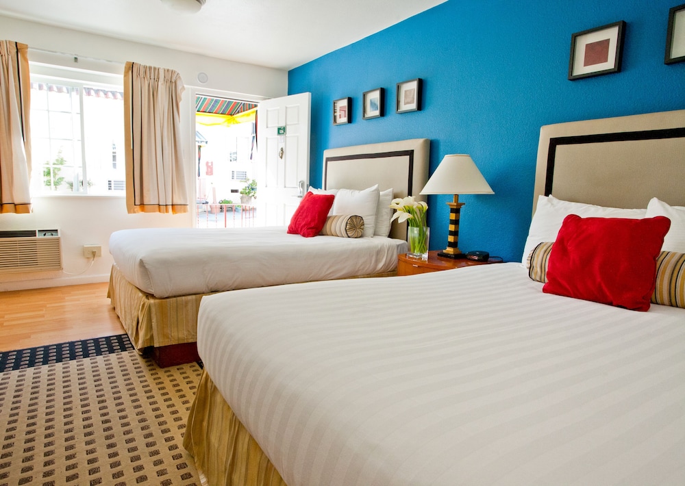 Standard Room, 2 Queen Beds - Photo 1
