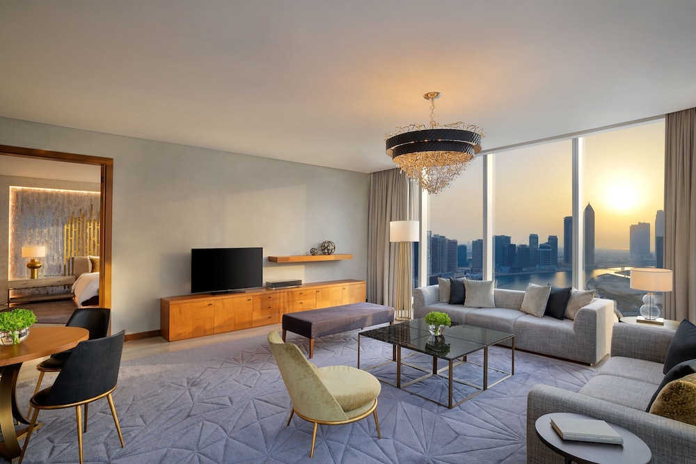 Signature Suite, 1 King Bed, Canal View - Photo 2