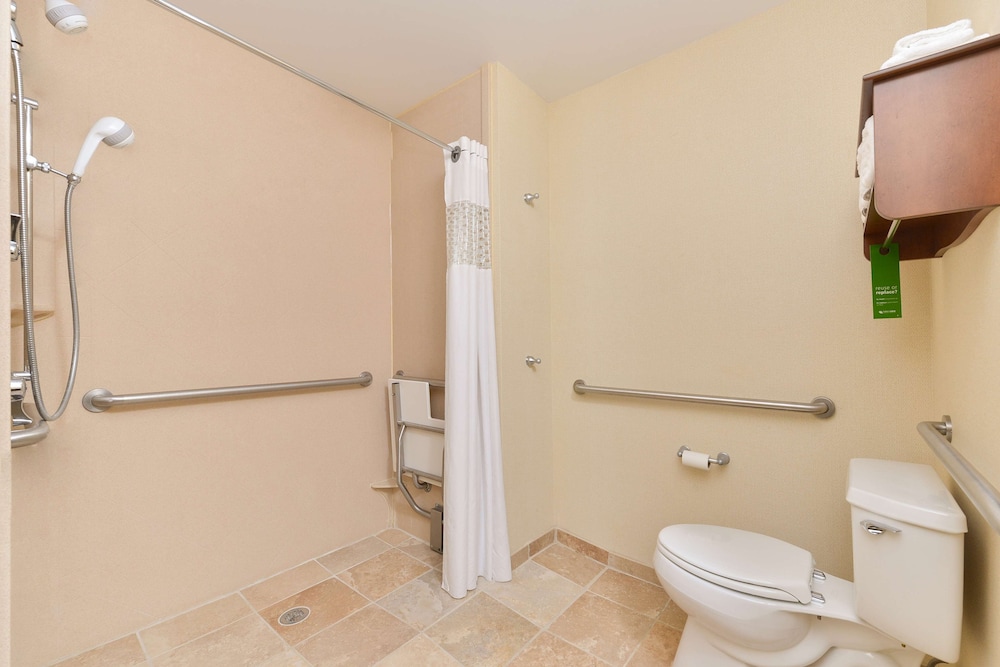 Room, 2 Queens, Mobile Accessible, Roll In Shower - Photo 5