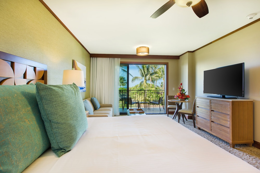 Studio, 1 King Bed with Sofa bed, Transfer Shower, Kitchenette (Mobility Accessible, Island View) thumbnail 5