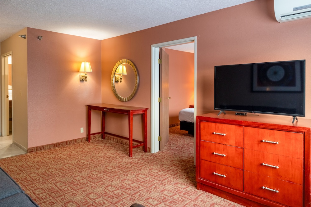 Suite, 1 King Bed with Sofa bed (One King Bedroom Suite with Sofa Slee) photo 2