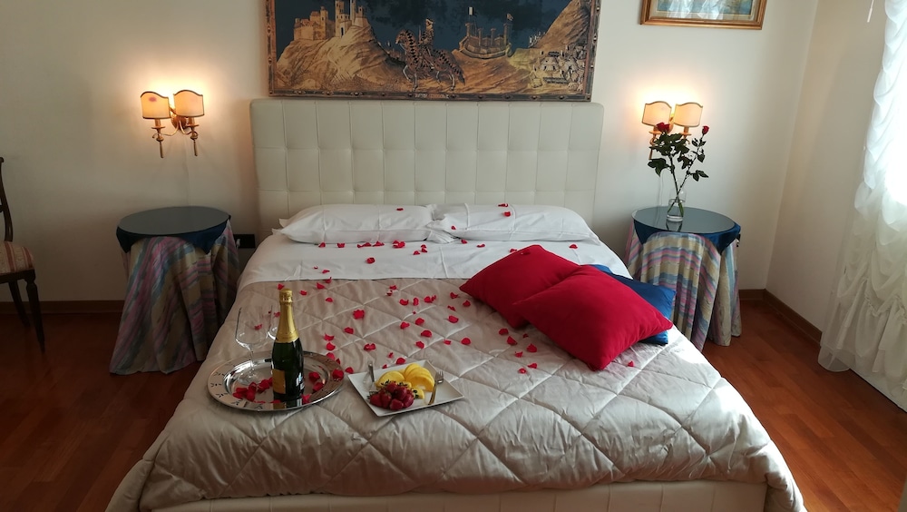 Luxury Suite, 1 Queen Bed, Ensuite photo 1