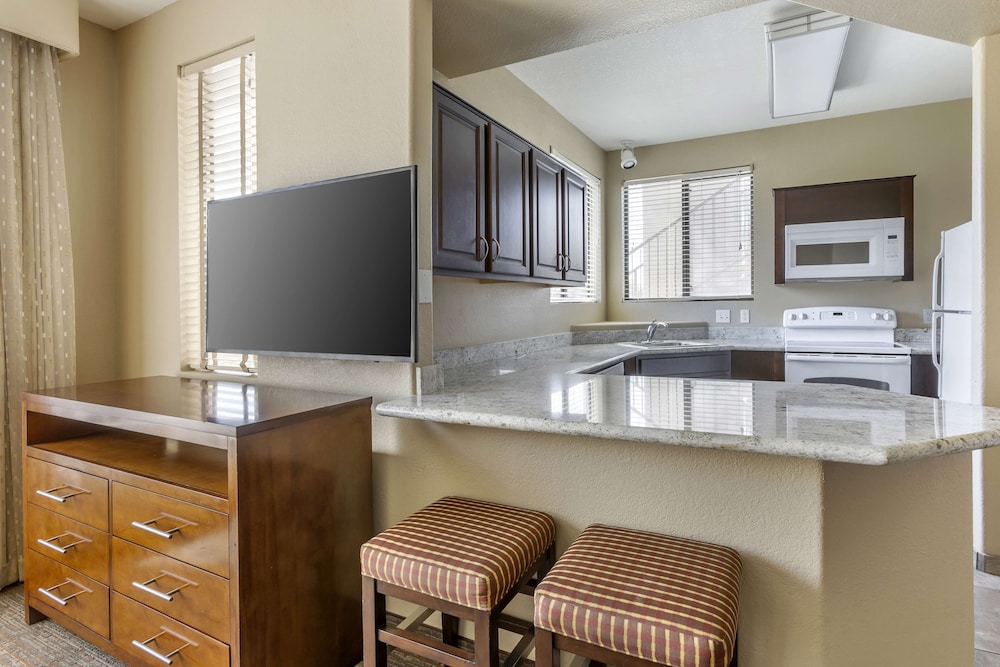 1 BEDROOM 1 KING SUITE WITH SOFABED - Photo 5
