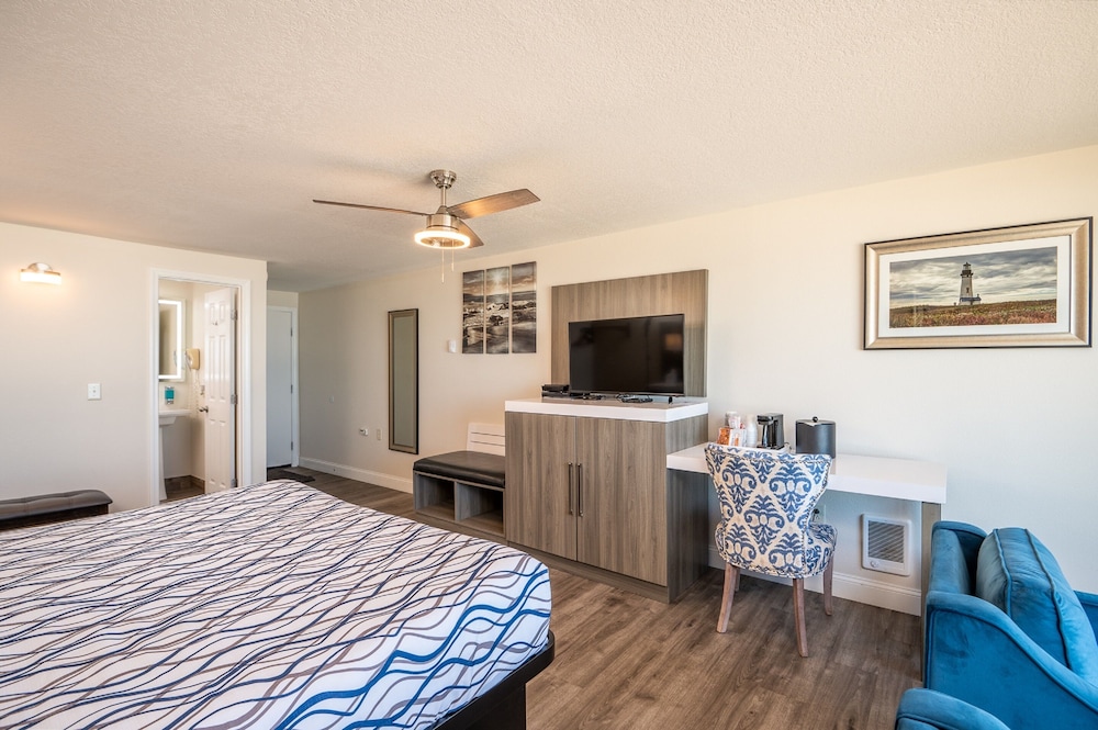 Standard Room, 1 King Bed, Oceanfront - Photo 2