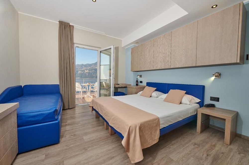 Junior Suite, 1 Double or 2 Twin Beds, Terrace, Lake View