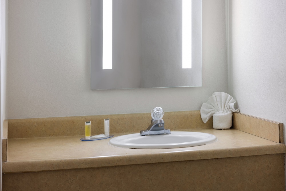 Standard Single Room (King Room Disability Access) - Photo 5