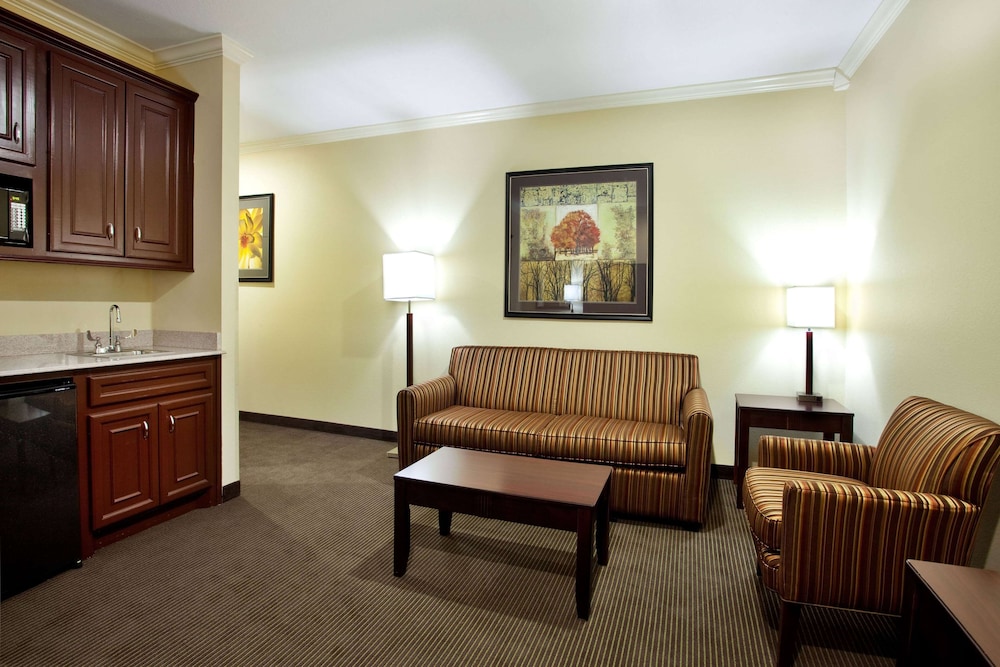 Deluxe Room, 1 King Bed, Non Smoking photo 2