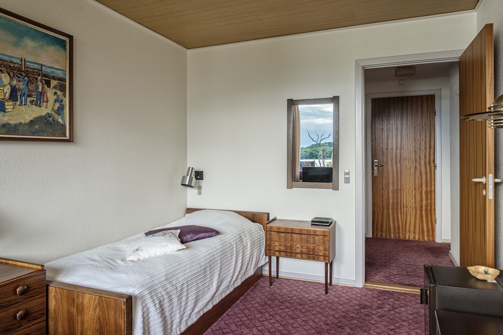 Single room with balcony and lake view (B) in the Lake Annex photo 3