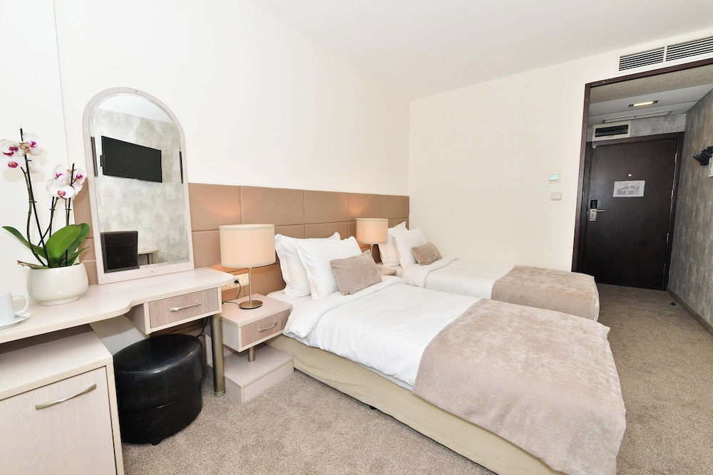 Comfort Room, 2 Twin Beds, Non Smoking - Photo 8