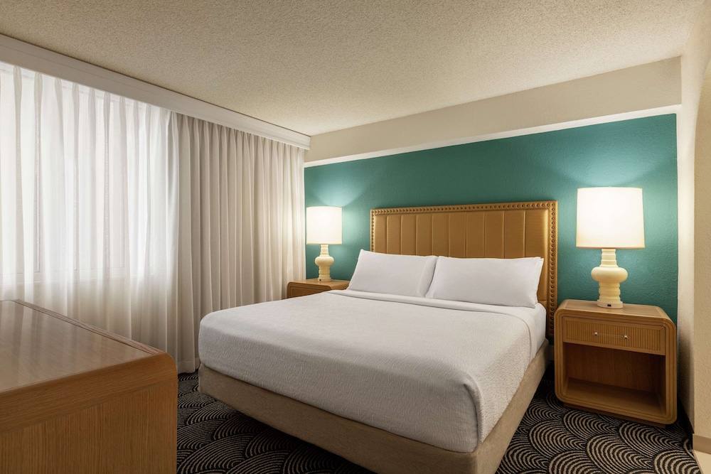 Suite, 1 King Bed, Sunset View, Accessible Bathtub - Photo 1