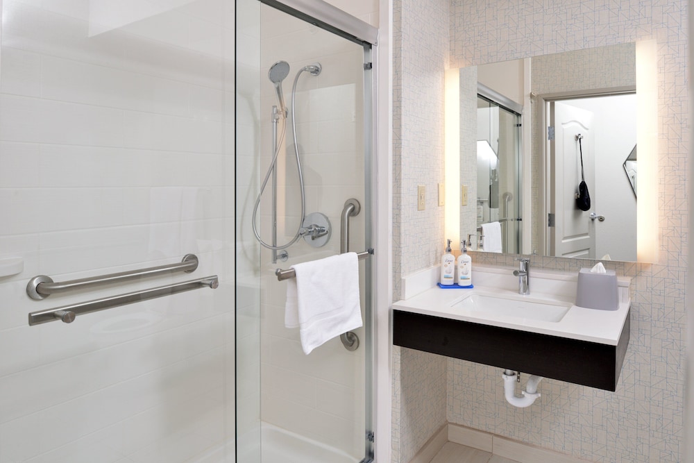 Suite, 1 King Bed, Mobility Accessible (Communications, Mobil, Accessible Tub) - Photo 13
