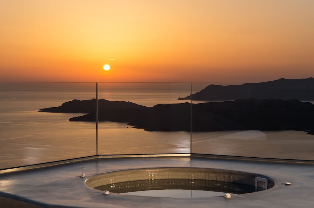 Honeymoon Suite outdoor Tub (Split level, Caldera View) photo 2