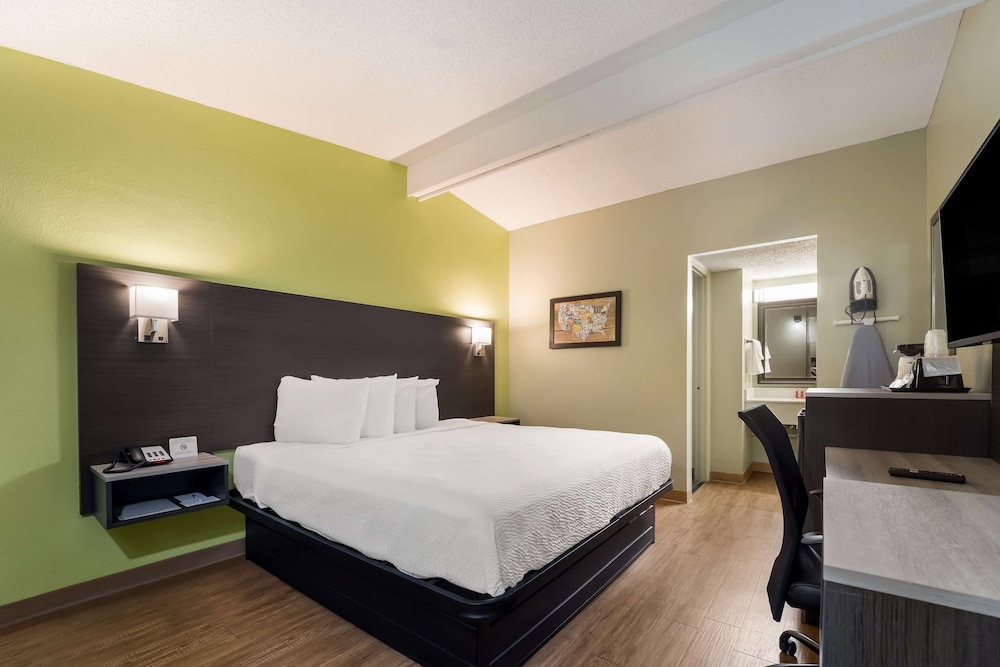 Standard Room, 1 King Bed, Non Smoking, Refrigerator & Microwave - Photo 1