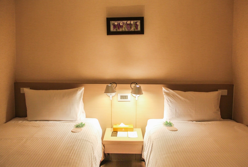 Economy Twin Room, No Windows photo 1