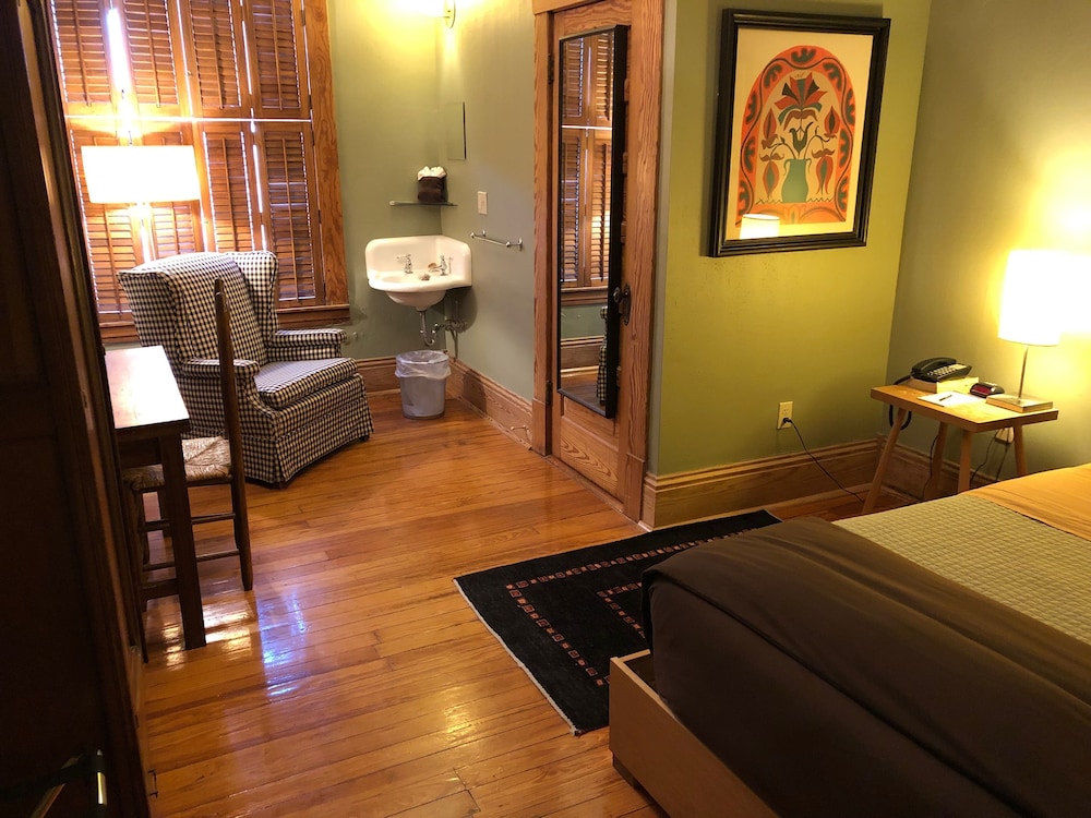 Double Room, Ensuite, City View (Room 21)