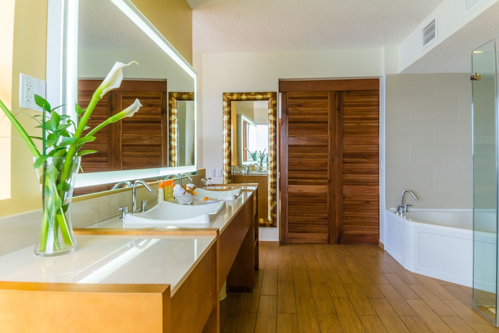 Sun Club Master Suite thumbnail 6