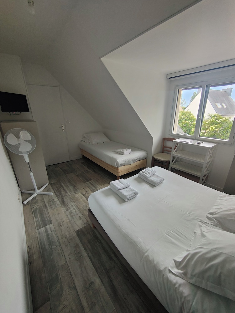 Economy Triple Room photo 3