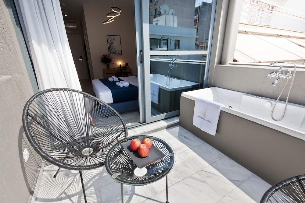 Deluxe Room, Hot Tub, City View photo 3