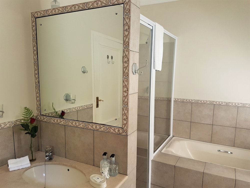 Deluxe Double or Twin Room (Luxe Lagoon & Sea Facing King/Twin) photo 2
