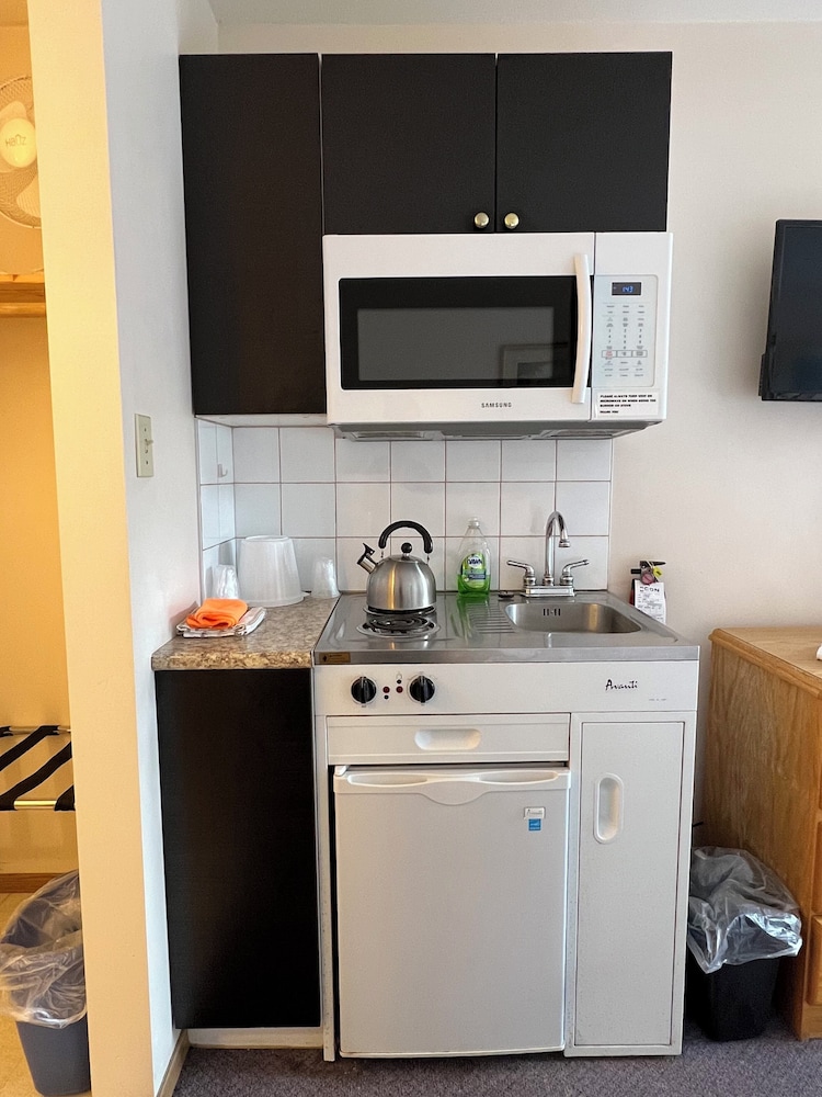 Kitchenette 1 Queen Bed photo 3