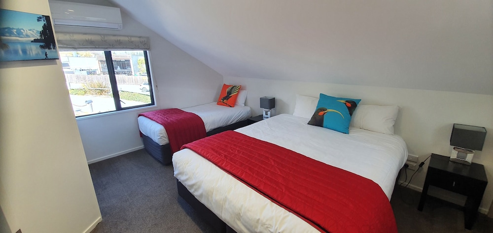 Two Bedroom / Two Bathroom Apartment photo 2