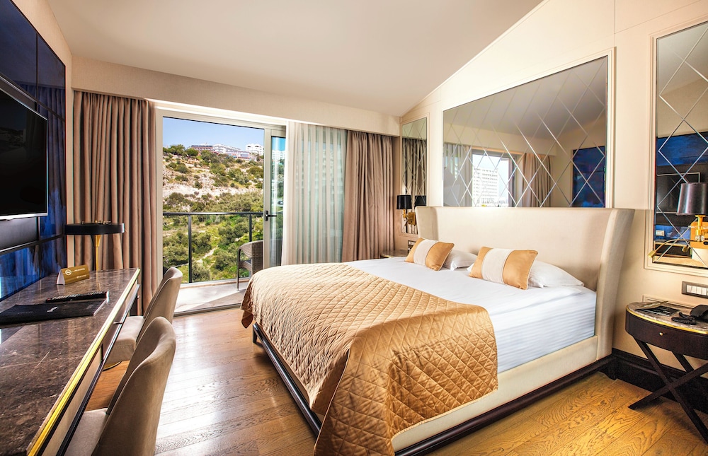 Superior Room, Partial Sea View