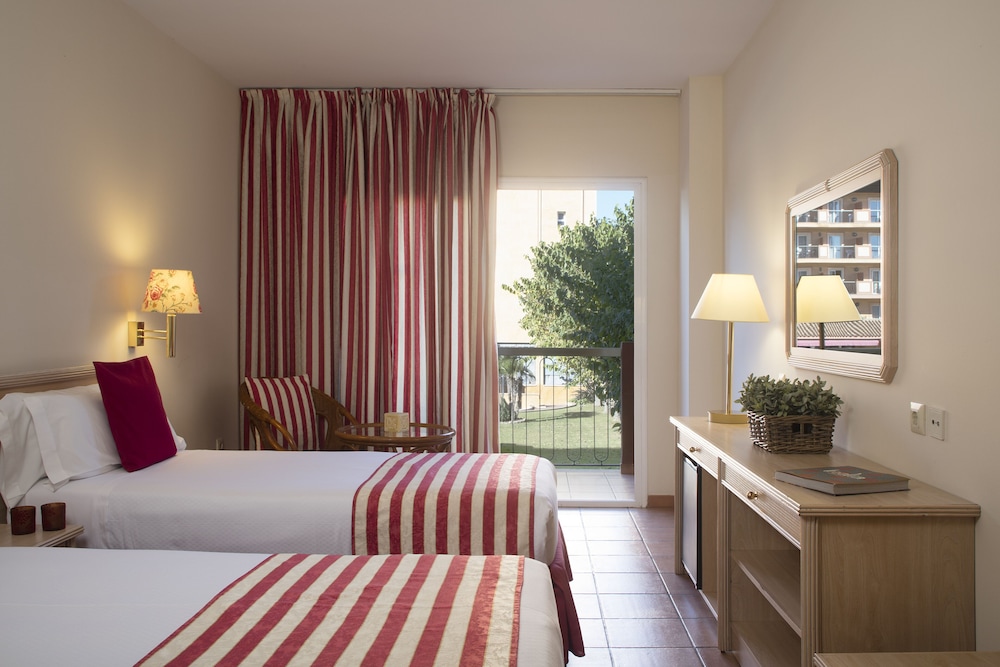 Habitación Cuádruple Confort, Balcón (3 Adultos Y 1 Niño)