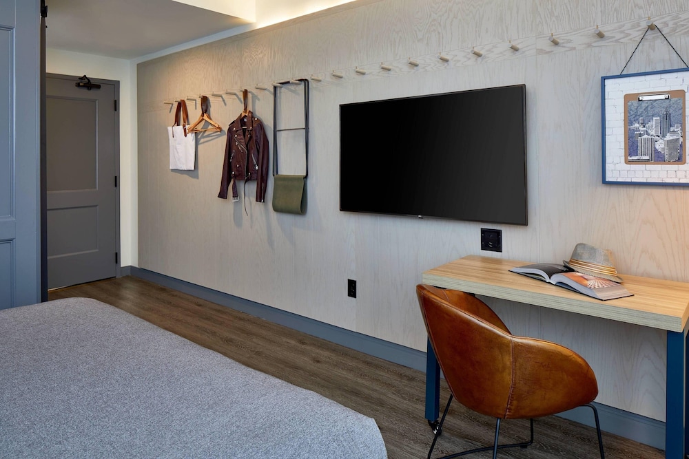 Room, 1 King Bed (Hearing Accessible) - Photo 3