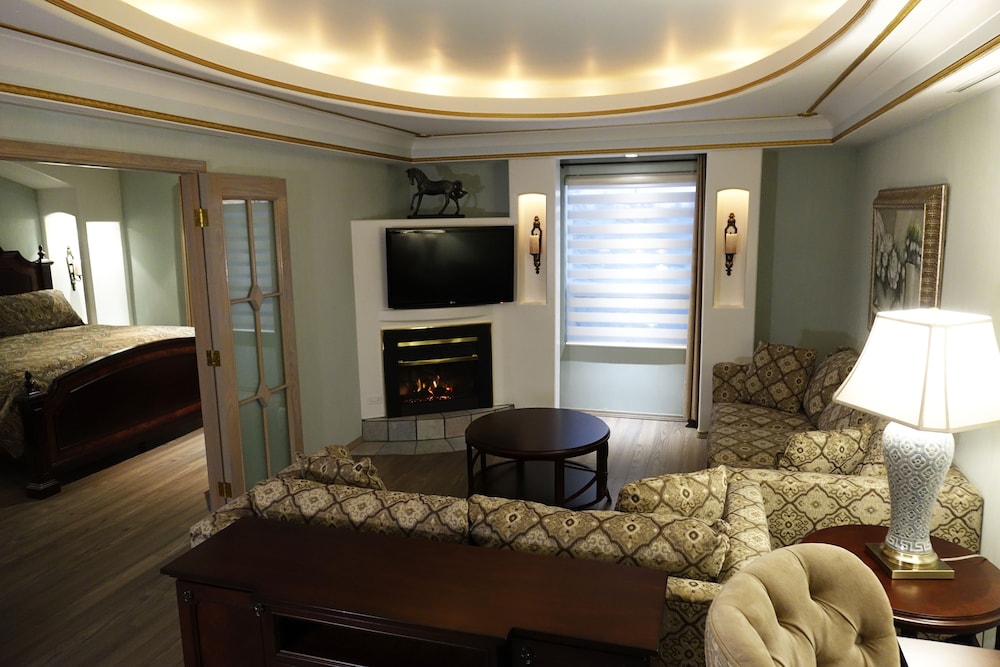 Suite, 1 King Bed With Sofa Bed (Louis) photo 1